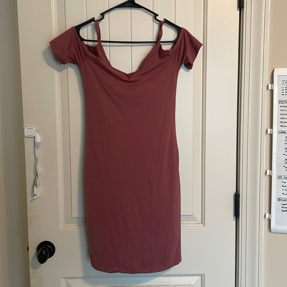 Mid-Thigh dark pink bodycon dress (M)